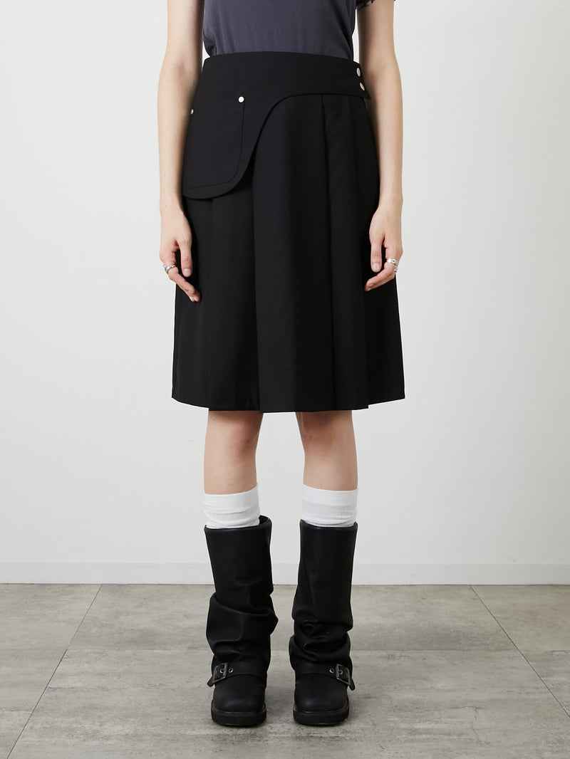 POCKET PLEATS SKIRT / BLACK