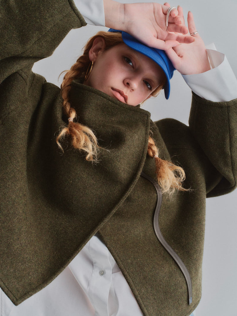 HIGH NECK WOOL SHORT COAT / KHAKI